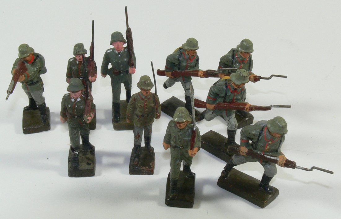 Konv. Lineol Soldaten. Masse handbemalt. Gemarkt. 6 cm: Konv. Lineol Soldaten. Masse handbemalt. Gemarkt. 6 cm - Serie. Teilweise mit altersbedingtem Farbabrieb und Masserissen.