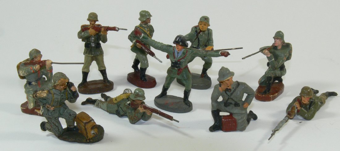 Konv. Lineol/Elastolin kÃ¤mpfende Soldaten. Masse: Konv. Lineol/Elastolin kÃ¤mpfende Soldaten. Masse handbemalt. 7 cm - Serie. Altersbedingter Farbabrieb. Teilweise mit Spannungsrissen.