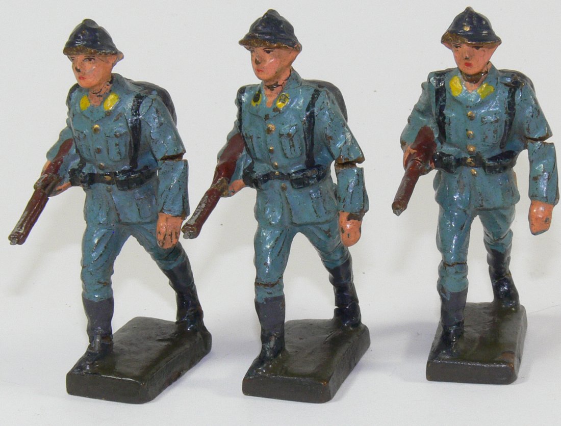 Lineol drei franz. Soldaten in Marsch. Das Gewehr unter: Lineol drei franz. Soldaten in Marsch. Das Gewehr unter dem Arm. Masse handbemalt. Gemarkt. Altersbedingte Masserisse an den Beinen.