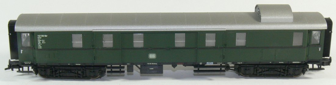 Roco H0 Schnellzug- GepÃ¤ckwagen Pw4ye der DB.: Roco H0 Schnellzug- GepÃ¤ckwagen Pw4ye der DB. Gleichstrom. Der Wagen ist nie gelaufen und wurde nur in der Vitrine ausgestellt. Ohne OVP.