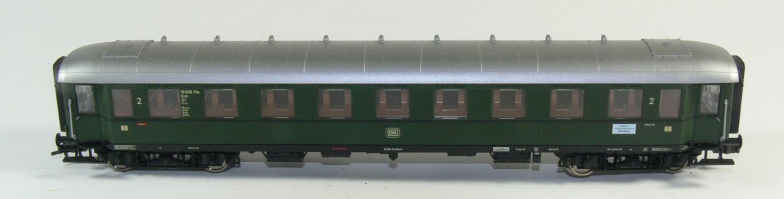 Roco H0 Schnell - Zug-Wagen der DB. 2.Klasse.Bauart: Roco H0 Schnell - Zug-Wagen der DB. 2.Klasse.Bauart B4Ã¼we. Epoche III. Gleichstrom. Der Wagen ist nie gelaufen und wurde nur in der Vitrine ausgestellt. Ohne OVP.