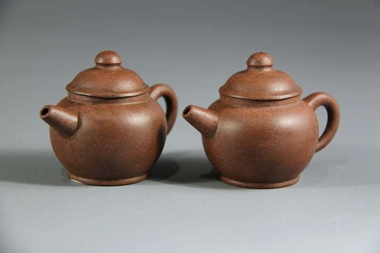 Pair Late Ming YiXing Teapot With Mark: Pair Of Late Ming YiXing Teapot With Mark 明末龙款紫砂壶一对 H: 6.8cm; W: 9.3cm.