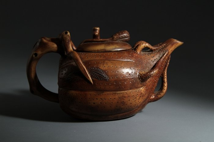 YiXing Teapot With Mark: 大清乾隆年制款瓜果壶 H:13.5cm;D:11.5cm;W:28.5cm