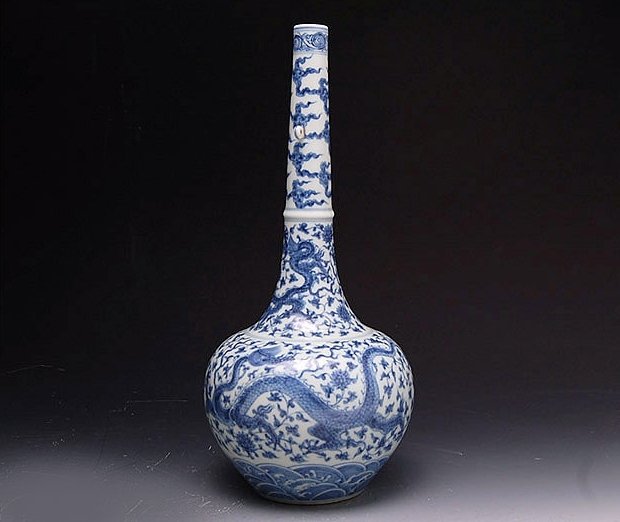 Blue and White Vase Painted Dragon With Ming ChengHua M: 大明成化年制款青花云龙纹直管带扣瓶 H: 30cm; D: 13.8cm.