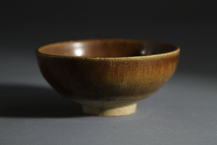Brown Glazed Porcelain Bowl: 酱釉碗 H:3.6cm; D:16.3cm
