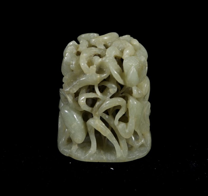 MinGuo Yuan Style Openwork Ornament: MinGuo Yuan Style Openwork Ornament Carved Flowers / 民国仿元缕雕花卉纹摆件 H: 5.5cm; W: 4.3cm; W: 81g.