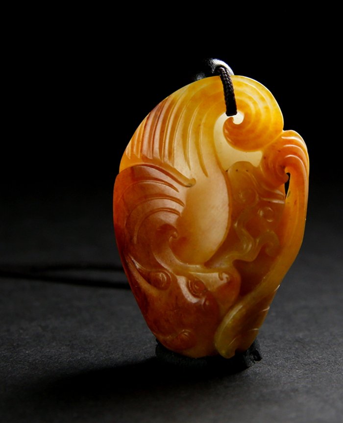 A Hetian Jade With Gold Mounting Carved Bats Plaque Pen: A Hetian Jade With Gold Mounting Carved Bats Plaque Pendant 和田金包玉子料雕蝠纹佩 H: 4.3cm; W: 2.9cm; T: 1.8cm; W: 18g.