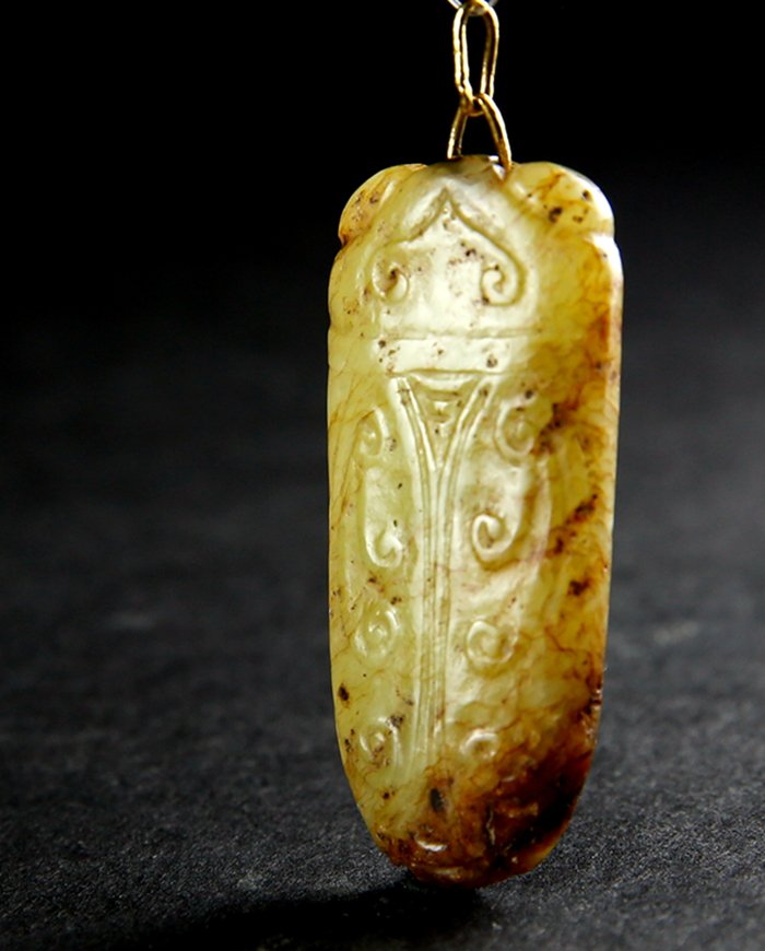 Antique Jade Plaque With Gold Bail: Antique Jade Plaque With Gold Bail 带金扣古玉佩 H: 4.2cm; W: 1.8cm x 6.5mm; Weight: 11g