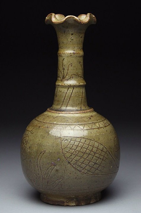 A SONG/YUAN YUE ZHOU KLIN GREEN AND BROWN GLAZED LIPPED: A SONG/YUAN YUE ZHOU KLIN GREEN AND BROWN GLAZED LIPPED VASE 宋/ 元 越州窑青褐釉鱼纹卷口瓶 H: 22.5cm.
