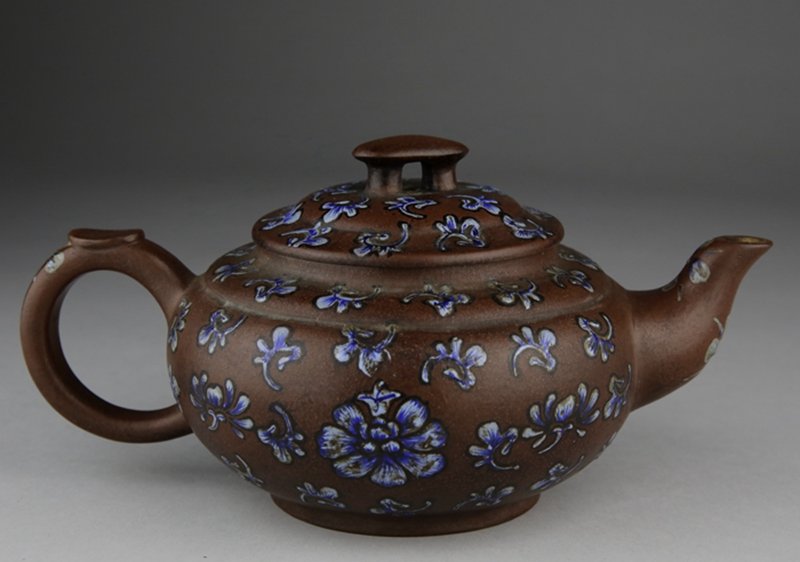 A YIXING TEAPOT: A yixing teapot with gu jing zhou mark. 顾景舟款紫砂壶 W:20.5cm; H:10.3cm