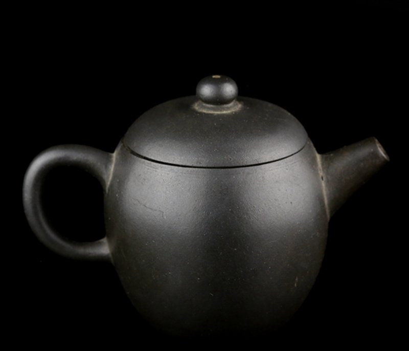 A YIXING TEAPOT AND COVER: AN IMPORTANT END OF MING GONG JU MARK ZINI TEAPOT 明末 贡局款极品紫泥潘壶 W: 10.3cm; H: 7.1cm. 早见于万历