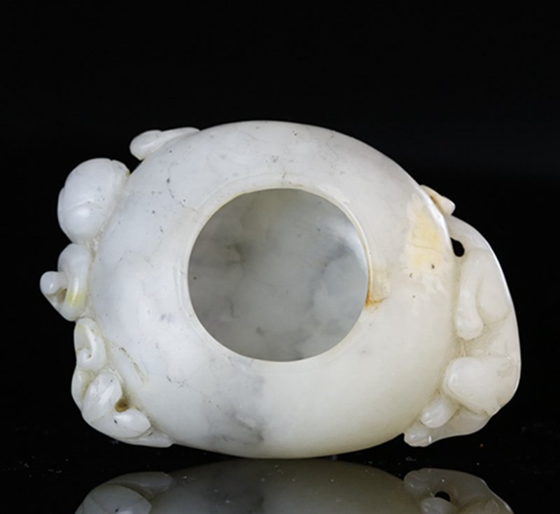 A GREYISH-WHITE JADE BRUSH WASHER: Late Qing. A greyish-white jade brush washer. 清末和田青花子料笔洗 H:2.6cm; L:8.4cm; W:5.6cm; Weight:116g