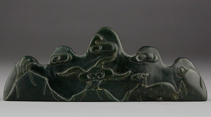 END OF QING XIN JIANG JADE PEN HOLDER: End of Qing period Xin Jiang jade brush holder. 清末民初 新疆碧玉笔架 L:15cm; H:6cm