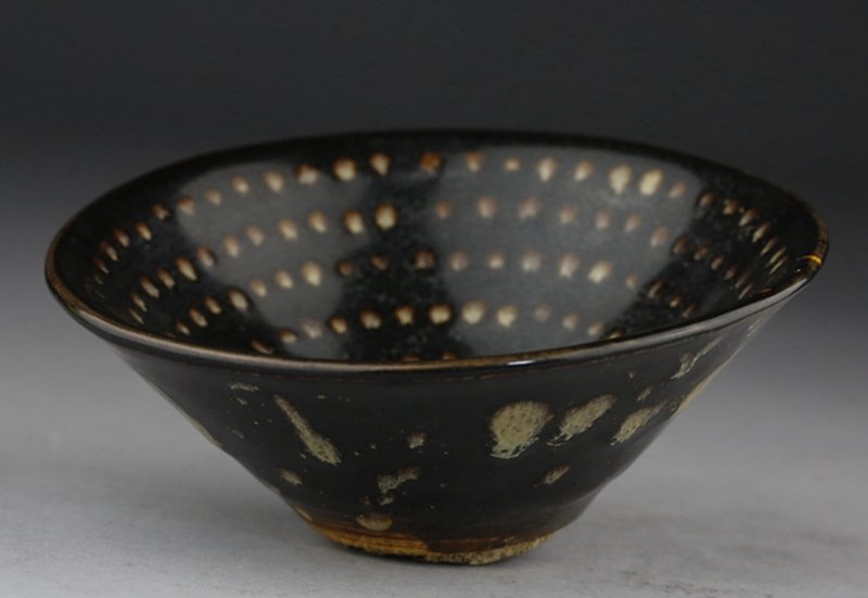 SONG PERIOD JIZHOUYAO BROWN BOWL: Song Period Chinese Jizhouyao, with sloped sides and tapered feet, the bowl evenly glazed in brown with fine specks of yellow, and leaving the base white. H:5cm; D:11.8cm 宋代 吉