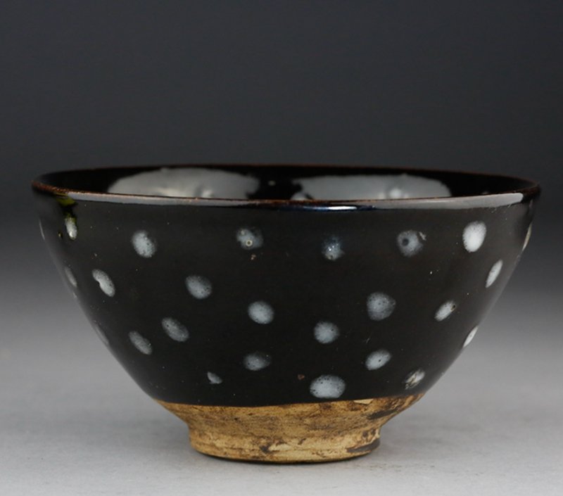 END OF QING PERIOD JIANYAO COPY BROWN BOWL: End of Qing Period, Jianyao copy, with sloped sides and raised feet, the bowl evenly glazed in dark brown with fine specks of white, and leaving the base white. H:7cm; D:12.7cm 清末仿