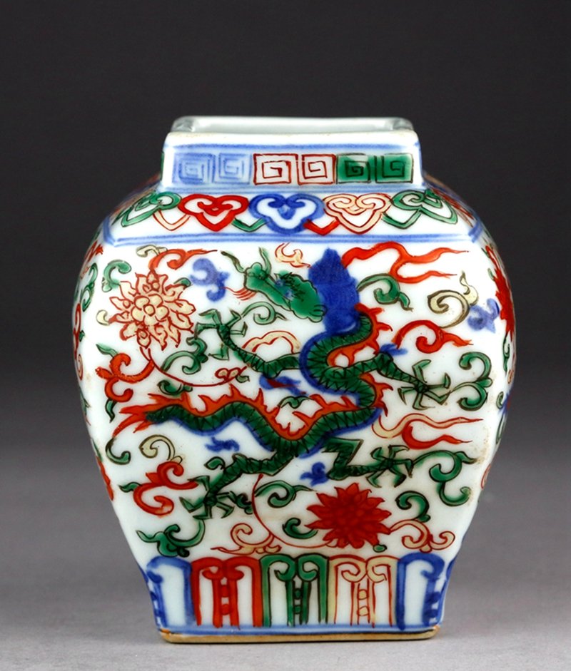 CHINESE MING WANLI MARK WUCAI 'DRAGON' VASE: Ming Wanli Mark, squared section with rounded sides, enamel painted with five-claw dragons, loose sprigs between decorative key-fret borders in Sancai glaze, the base marked six-characters Wanli mark.