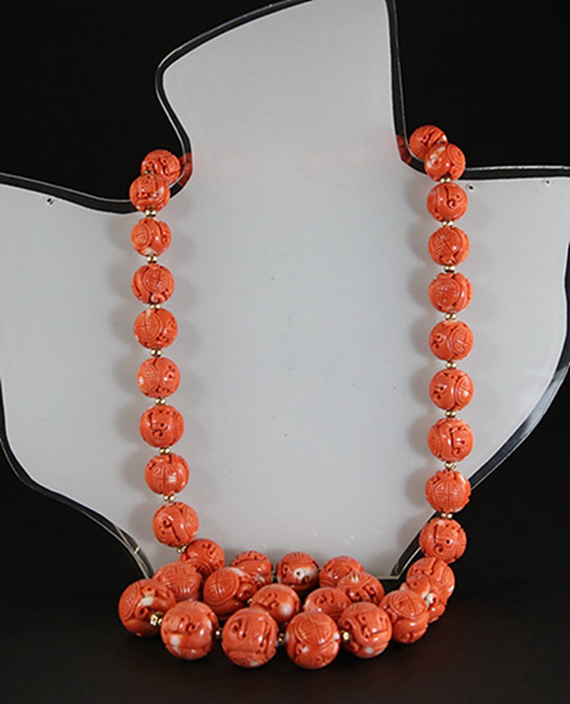 A CORAL BEAD AND GOLD NECKLACE (1 of 6)