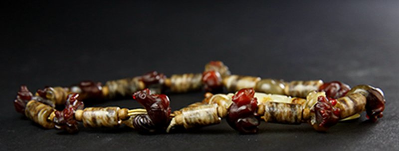 A HAN DYNASTY AGATE AND JADE BEADS 'TWELVE ZODIAC' NECK (1 of 9)
