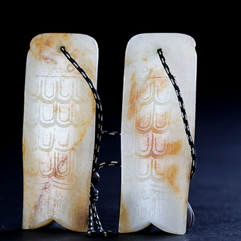 A PAIR OF SONG-STYLE FISH PATTERN JADE ARMY CREDENTIALS (1 of 5)