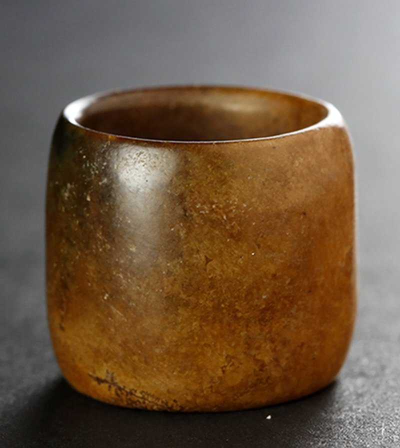 A PLAIN DARK BROWN WIDE BORDER JADE FINGER FITTING (1 of 6)