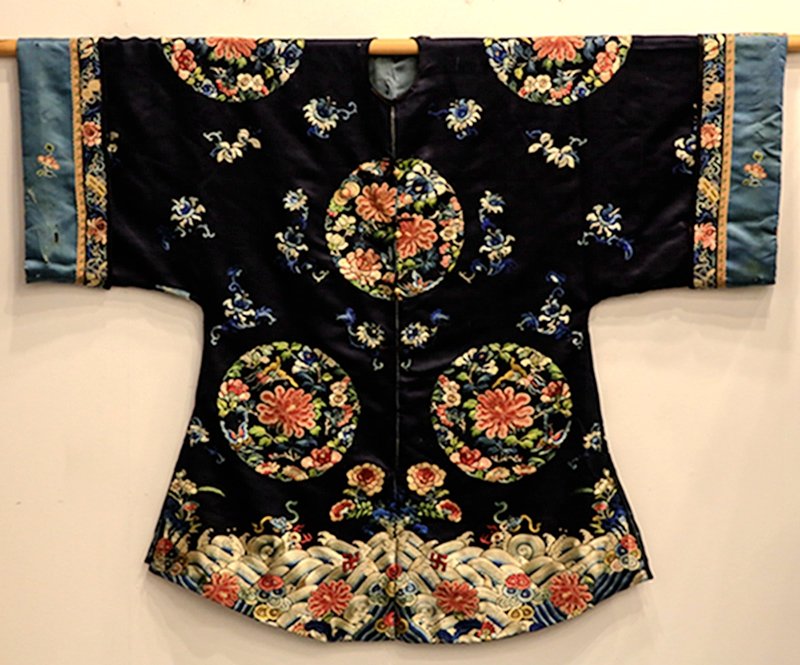 A CHINESE NAVYBLUE SILK EMBROIDERED ROBE (1 of 10)