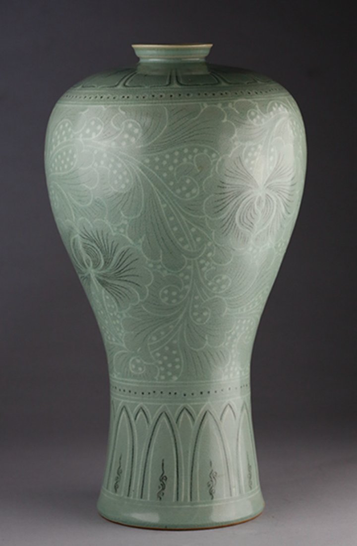 A KOREA PORCELAIN VASE, MEIPING (1 of 10)