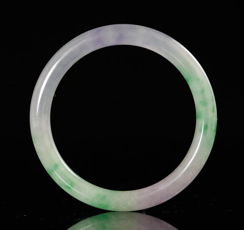 A SMALL JADEITE BANGLE (1 of 5)