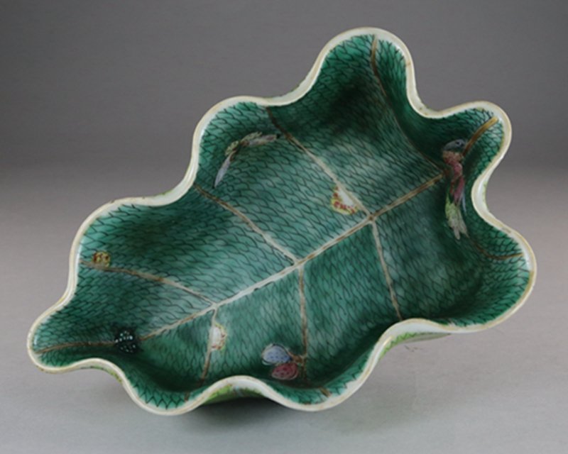 A CHINESE FAMILE ROSE PORCELAIN BRUSH WASHER: In a lotus leaf form painted with butterflies in the interior, six-character Daoguan mark and period. 清末 道光款绿彩卷叶形碗 L: 19cm;