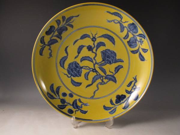 A LARGE YELLOW GROUND BLUE-AND-WHITE BOWL (1 of 7)