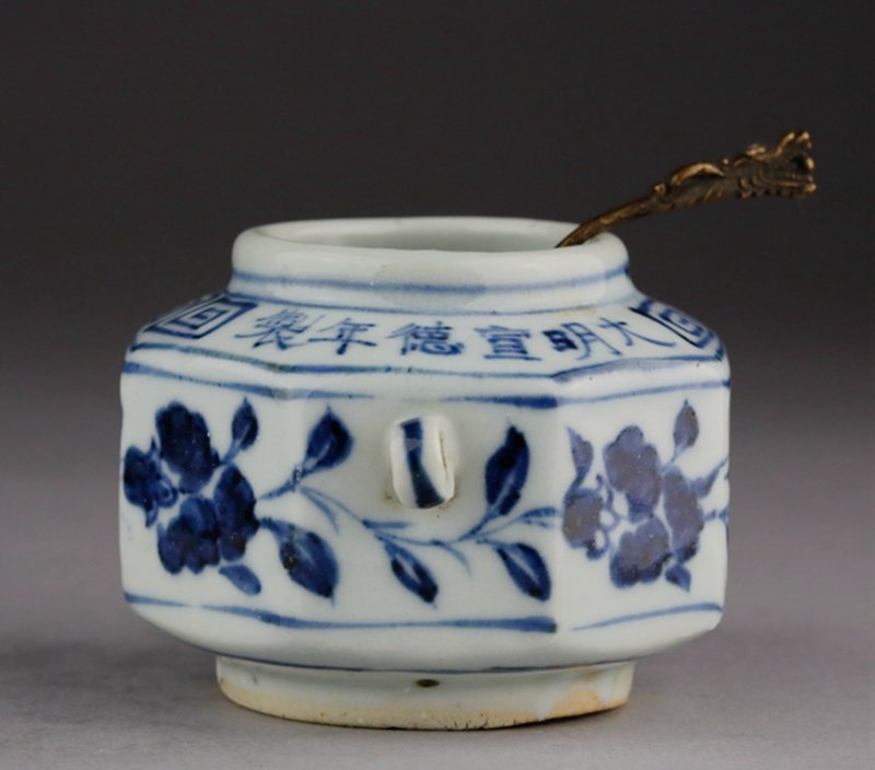 MING/ QING BLUE AND WHITE MING XUANDE HEXAGON INK POT (1 of 8)