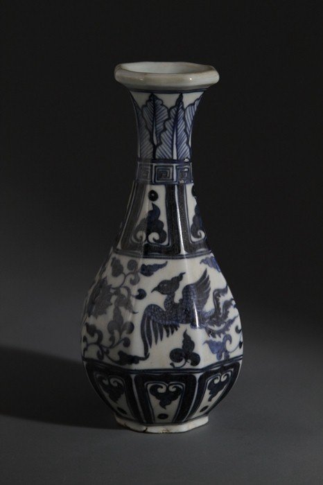 A BLUE AND WHITE OCTAGONAL PORCELAIN VASE, YUHUCHUN: Ming style or Qing Dynasty. A blue and white octagonal porcelain vase. 青花凤鸟花草纹玉壶春八方瓶 H:24cm;D:11.5cm