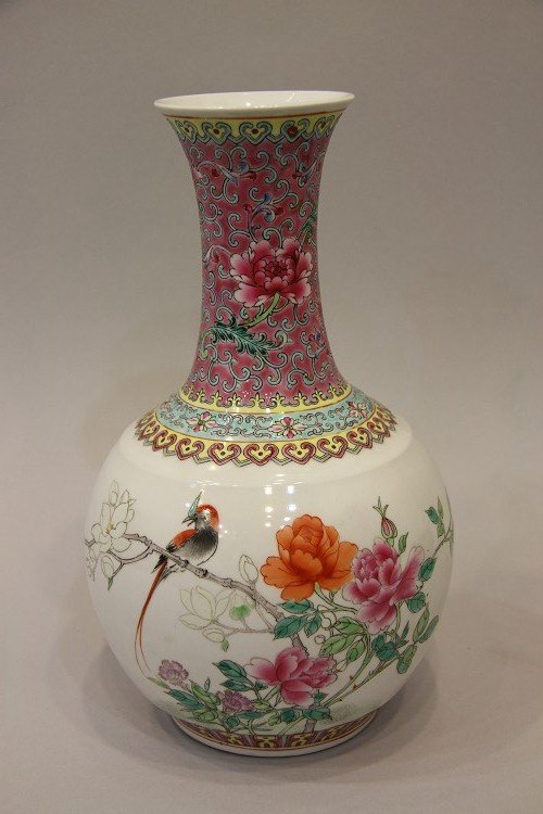 A FAMILLE ROSE EGGSHELL VASE (1 of 4)