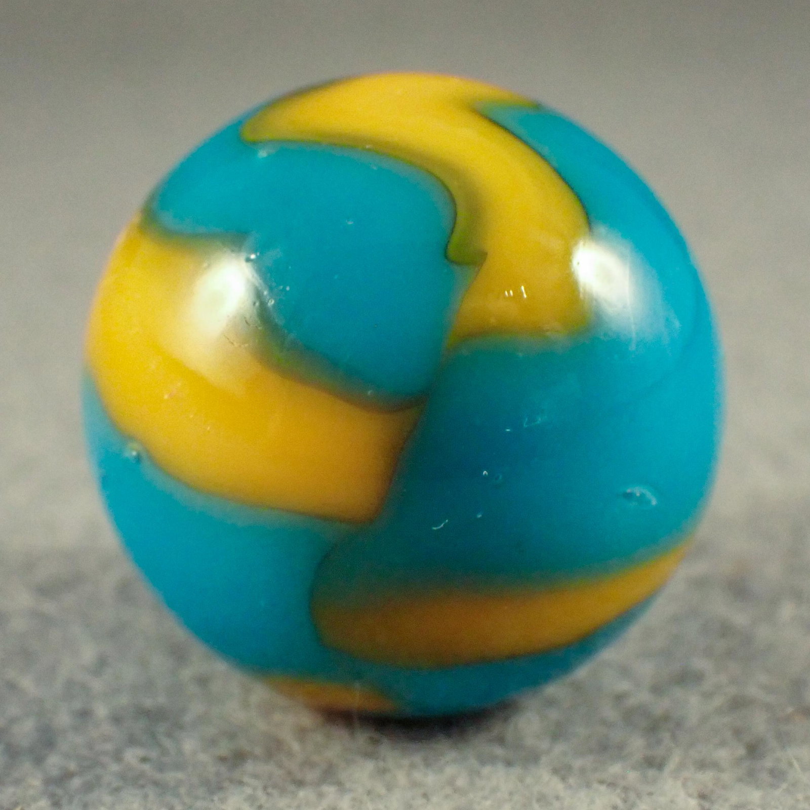 MARBLES. PELTIER GLASS COMPANY, National Line Rainbo.: PELTIER GLASS COMPANY, National Line Rainbo. Four-ribbon two-color shooter National Line Rainbo Cub Scout. Four wide opaque yellow ribbons on opaque light blue base. A couple very tiny flakes on the s