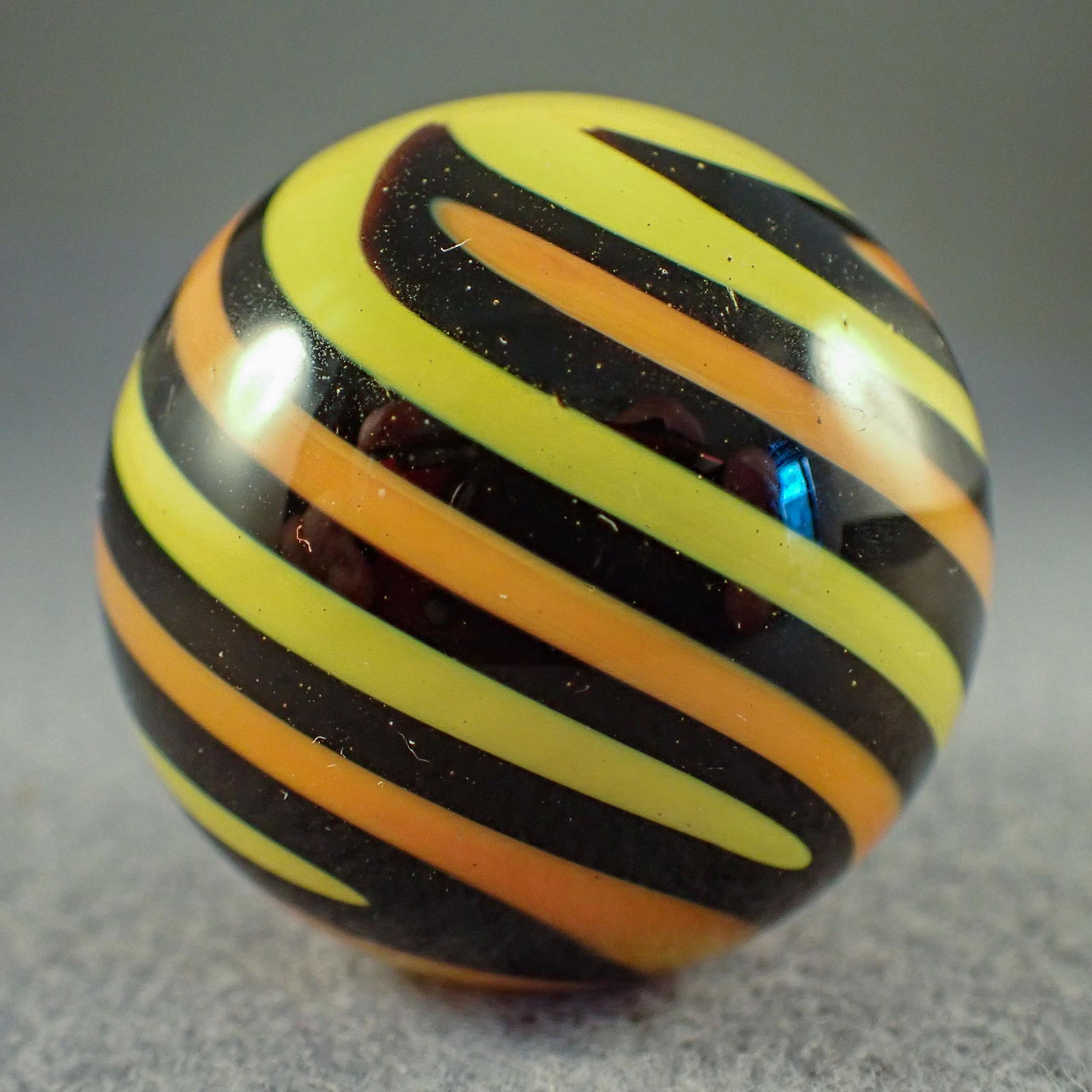 Marbles. CONTEMPORARY HANDMADE, Chuck Pound. 1-9/16".: CONTEMPORARY HANDMADE, Chuck Pound. Beautiful three-color interlocking design. Signed "CP 01". Chuck Pound of Sirius Sunlight Studios. 2001. 1-9/16". Mint (9.9).
