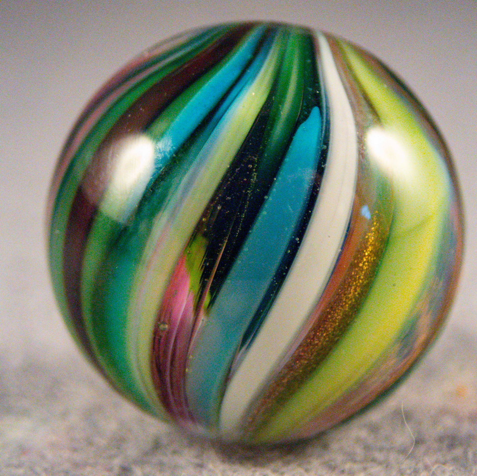 Marbles. CONTEMPORARY HANDMADE, David Salazar. 27/32". Mint (9.9).: CONTEMPORARY HANDMADE, David Salazar. Nice Onionskin with lutz. Signed "DPS 99". 27/32". Mint (9.9).
