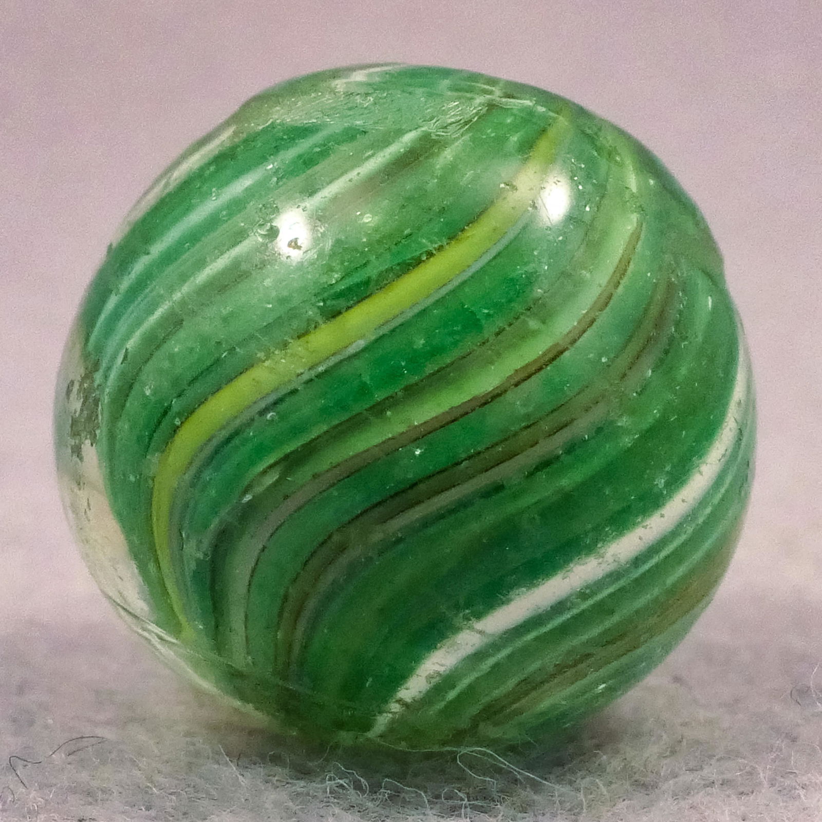Marbles: LUTZ, Joseph Coat. 25/32". Near Mint (8.6). (1 of 6)