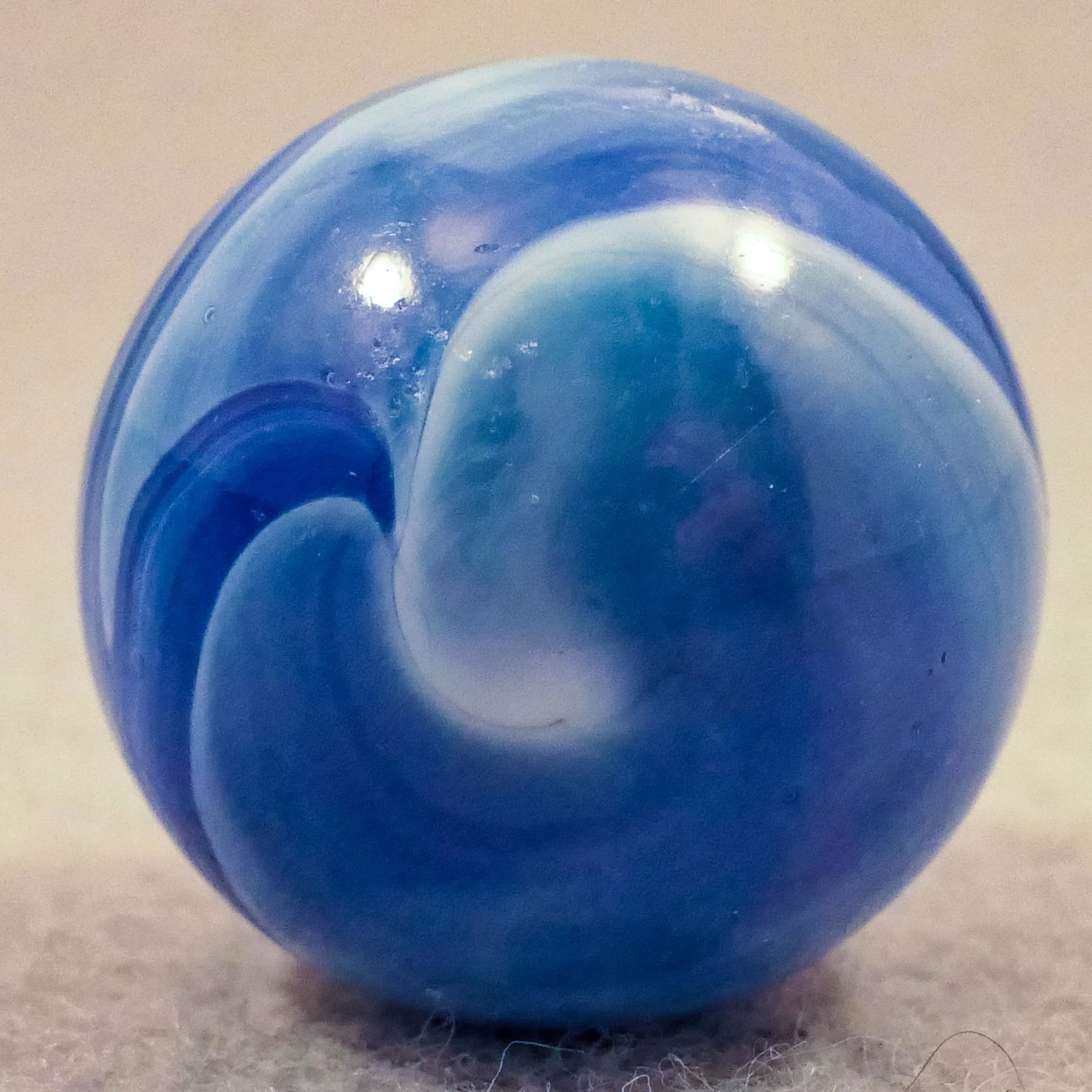 Marbles: AKRO AGATE COMPANY, Blue Slag. 31/32". Near Mint(+) (8.7). (1 of 6)