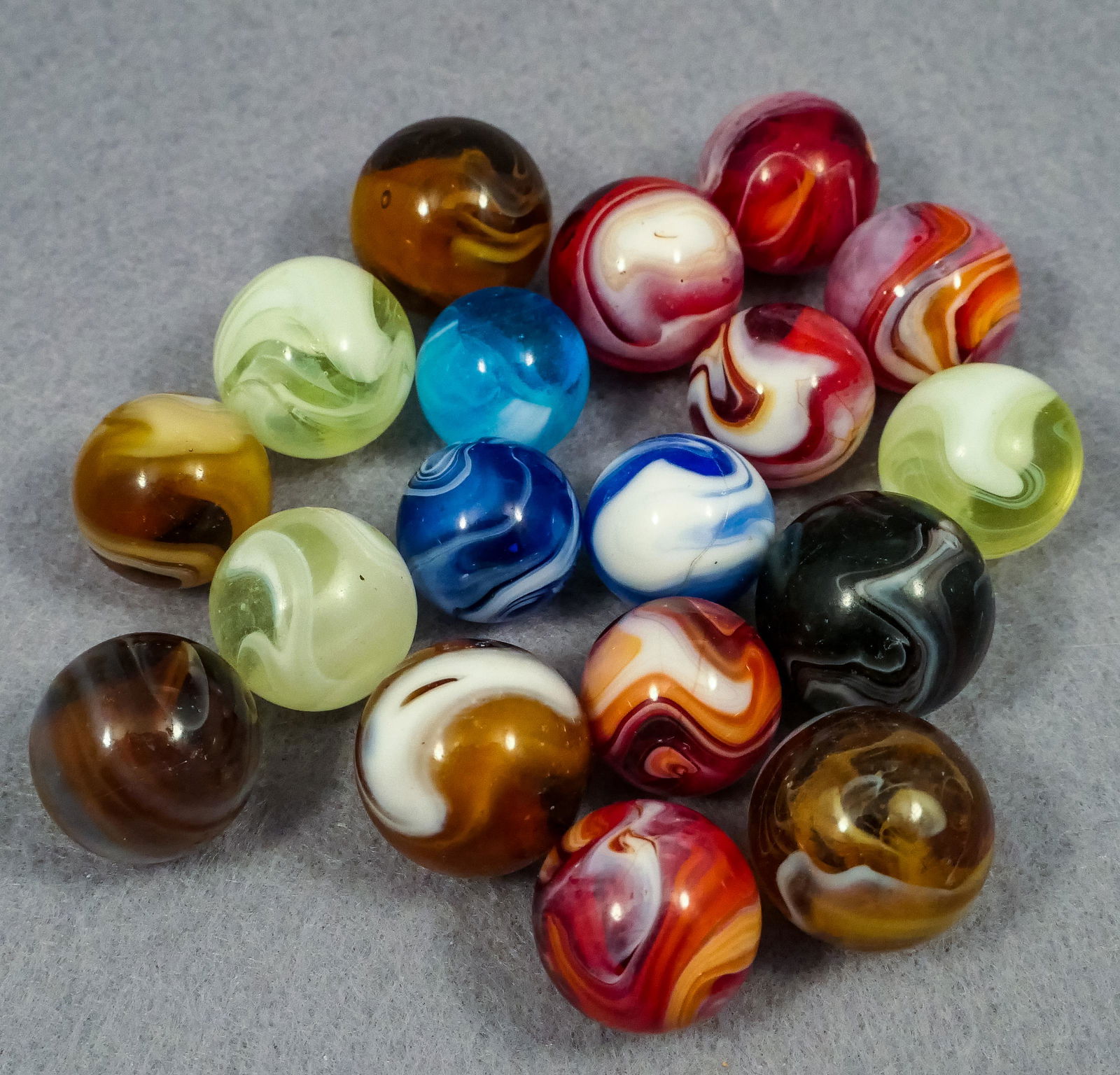 Marbles: AKRO AGATE COMPANY, Slag. 18 marbles. (1 of 4)