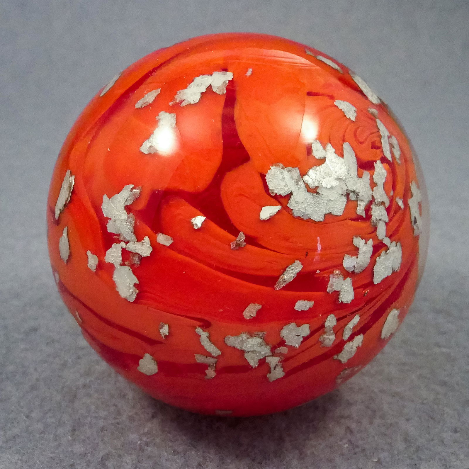 Marbles: CONTEMPORARY HANDMADE, House of Glass. 1-15/16". Mint (9.9).: CONTEMPORARY HANDMADE, House of Glass. Onionskin with Mica. Unsigned, but this is by House of Glass out of Indiana. Jim Davis or Joe Rice. Circa 1985-1995. Carries a very old Bert Cohen inventory stic