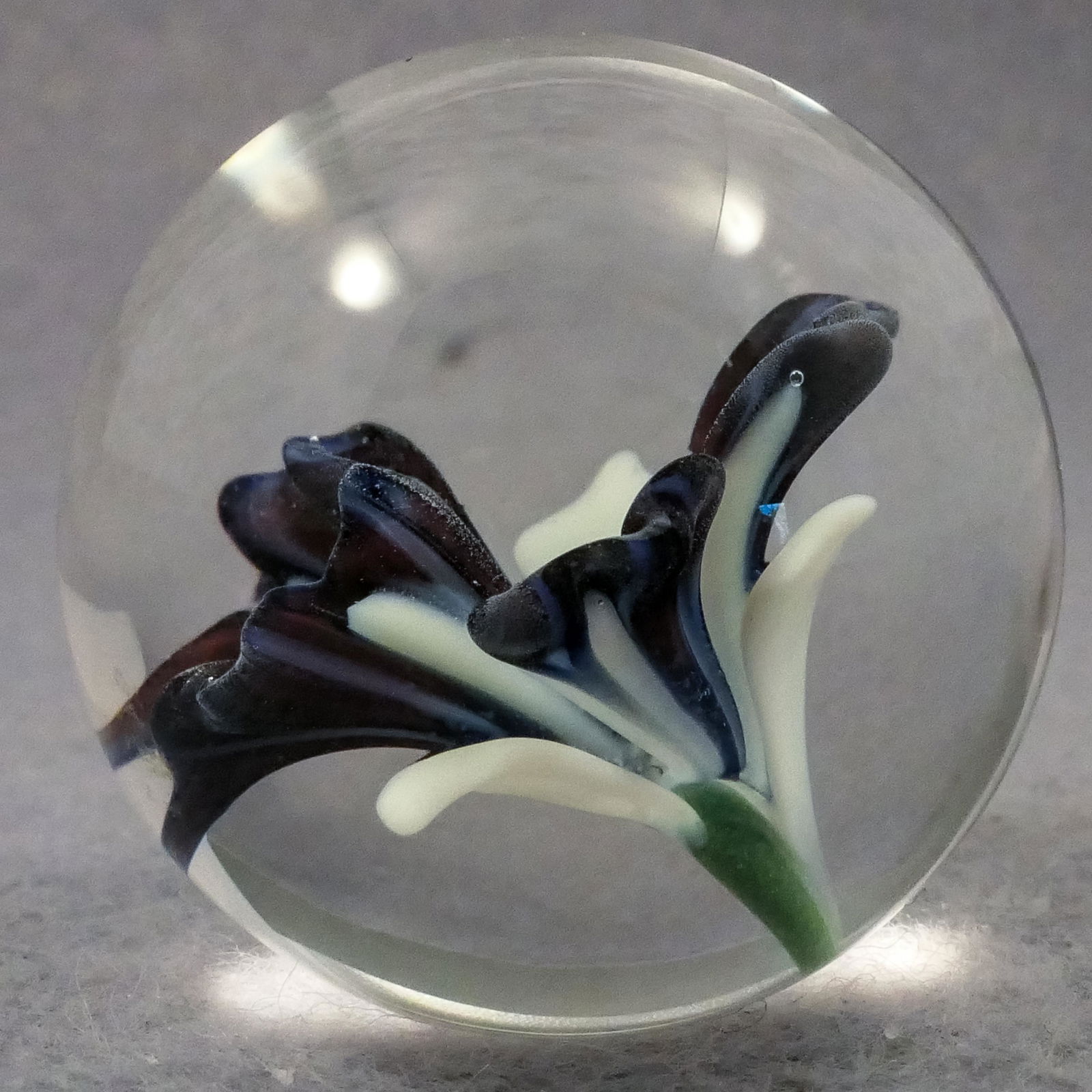 Marbles: CONTEMPORARY HANDMADE, Sabina Boehm. 1-3/16". Mint (9.9).: CONTEMPORARY HANDMADE, Sabina Boehm. Lovely Flower. Signed "Sabina 05".1-3/16". Mint (9.9).