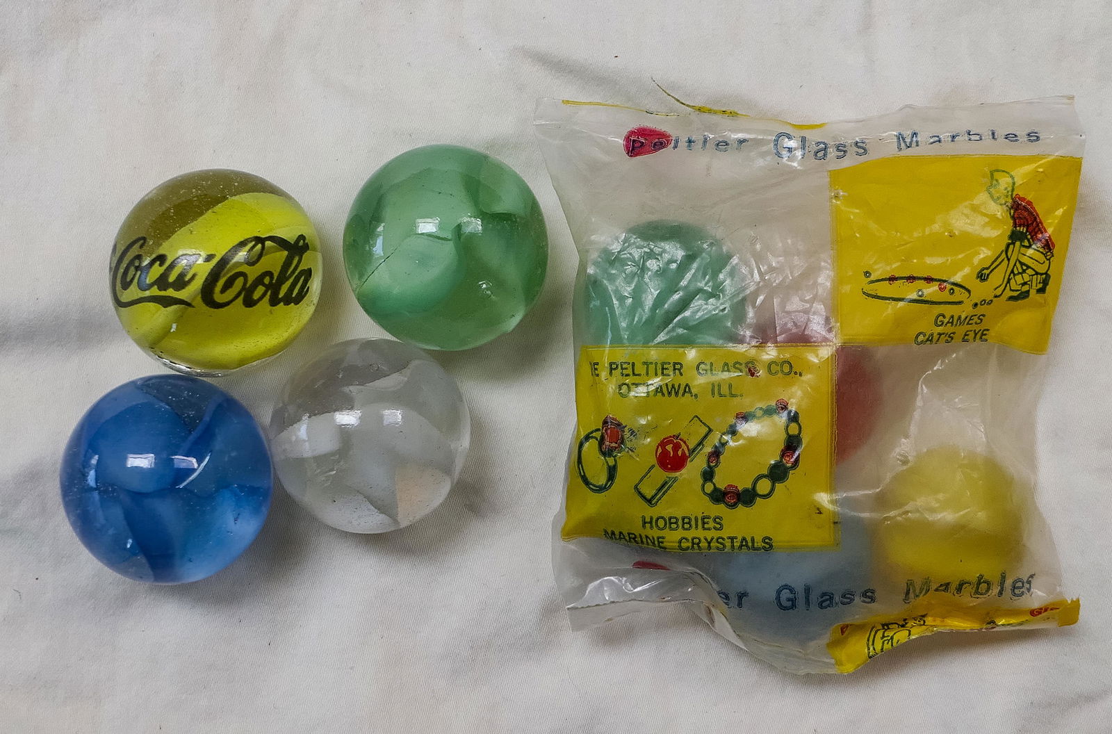 Marbles: VITRO AGATE COMPANY, Catseyes. 4 marbles and package. (1 of 3)