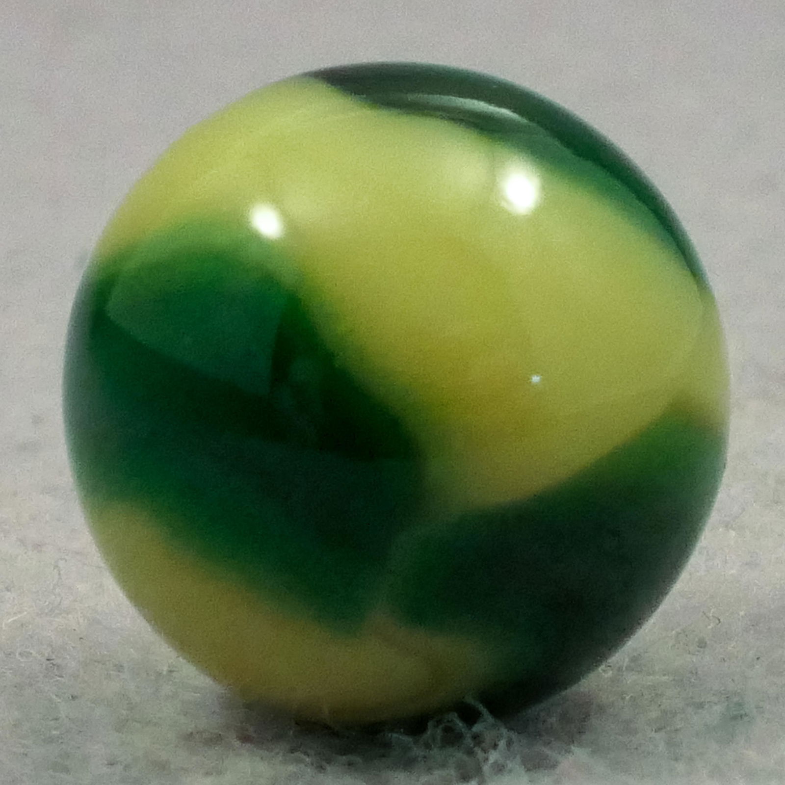 Marbles: PELTIER GLASS COMPANY, John Deere. 19/32". Mint(-) (9.0). (1 of 6)