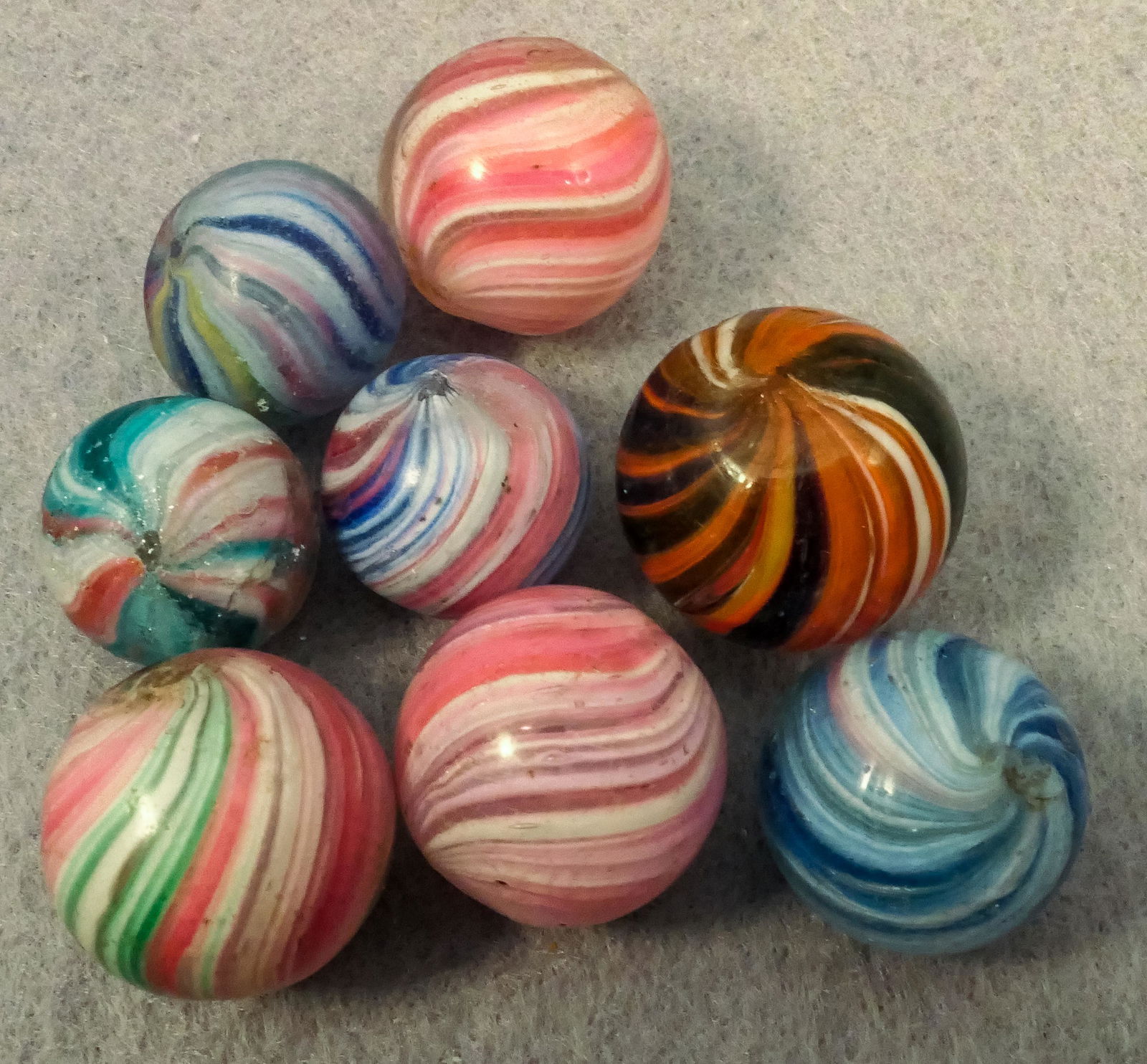 Marbles: END OF DAY, Onionskin. 8 marbles.: END OF DAY, Onionskin. Lot of eight marbles. Nice variety of colors and styles. Largest is a Joseph Coat (Near Mint). 19/32" to 23/32". Near Mint (8.5) to Good(-) (7.0). Provenance: ex-collection Rev.