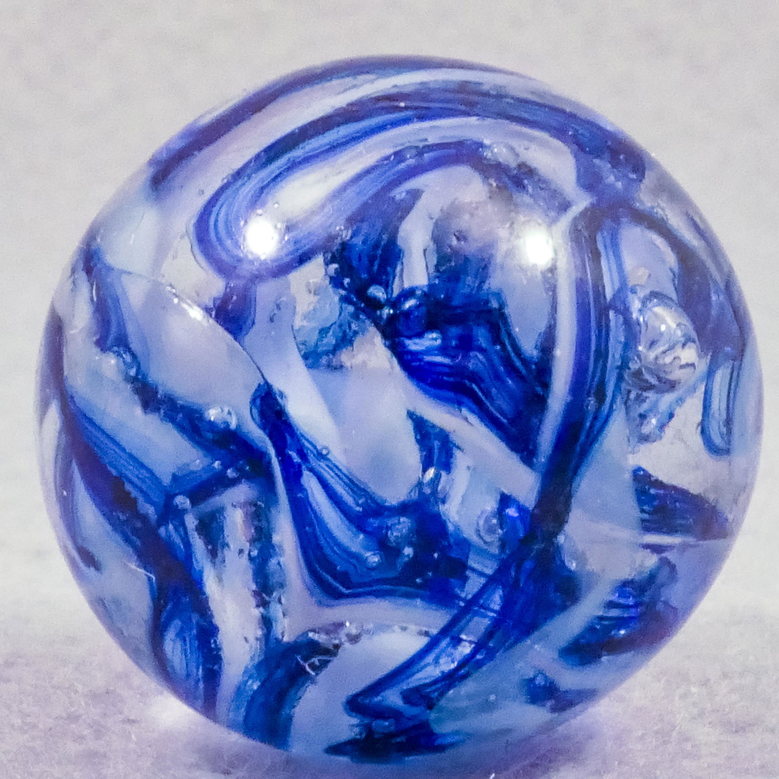 Marbles: VEILIGGLAS N.V., Wire Pull. 7/8". Mint (9.7).: VEILIGGLAS N.V., Wire Pull. Blue and white wire swirled in clear. The Netherlands, circa 1950-1960. 7/8". Mint (9.7).