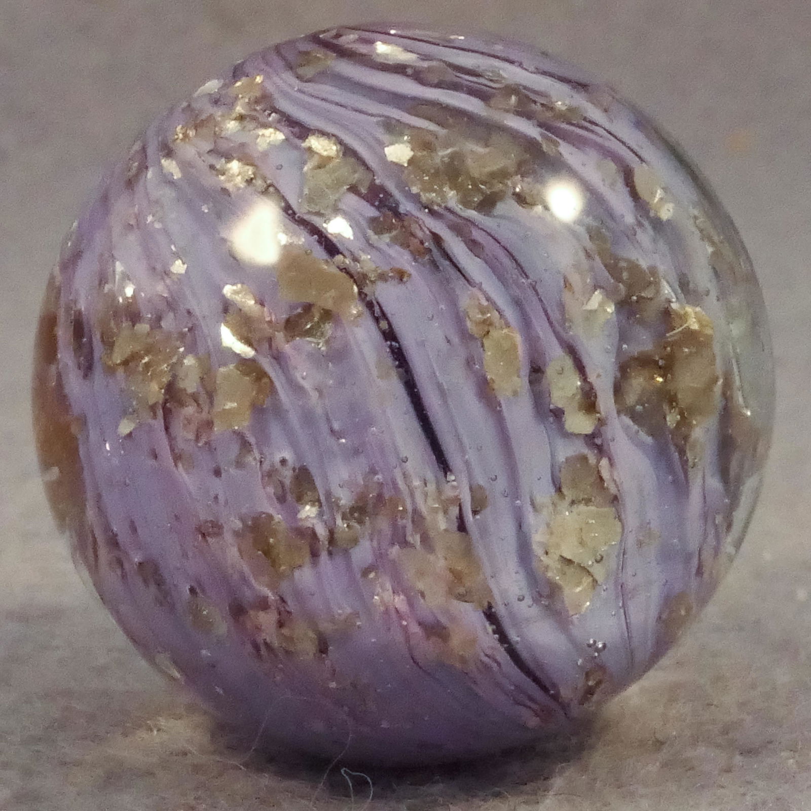 Marbles: CONTEMPORARY HANDMADE. 7/8". Onionskin with Mica. Mint (9.9).: CONTEMPORARY HANDMADE. Onionskin with mica. Unsigned, artist unidentified. 7/8". Mint (9.9).