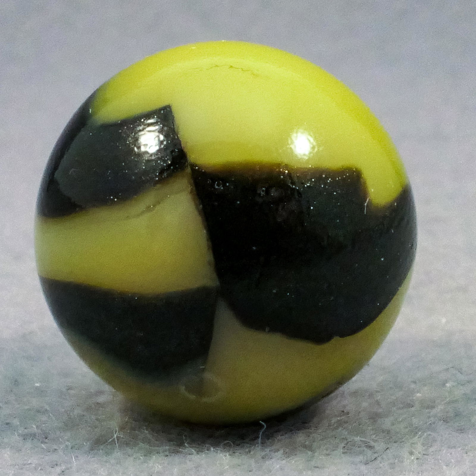 Marbles: PELTIER GLASS COMPANY, National Line Rainbo. Bumblebee. 11/16". Mint (9.7).: PELTIER GLASS COMPANY, National Line Rainbo. Four-ribbon two-color National Line Rainbo Bumblebee. Four black ribbons with aventurine in them, on yellow. Beauty. Ottawa IL, circa 1925-1935. Provenance