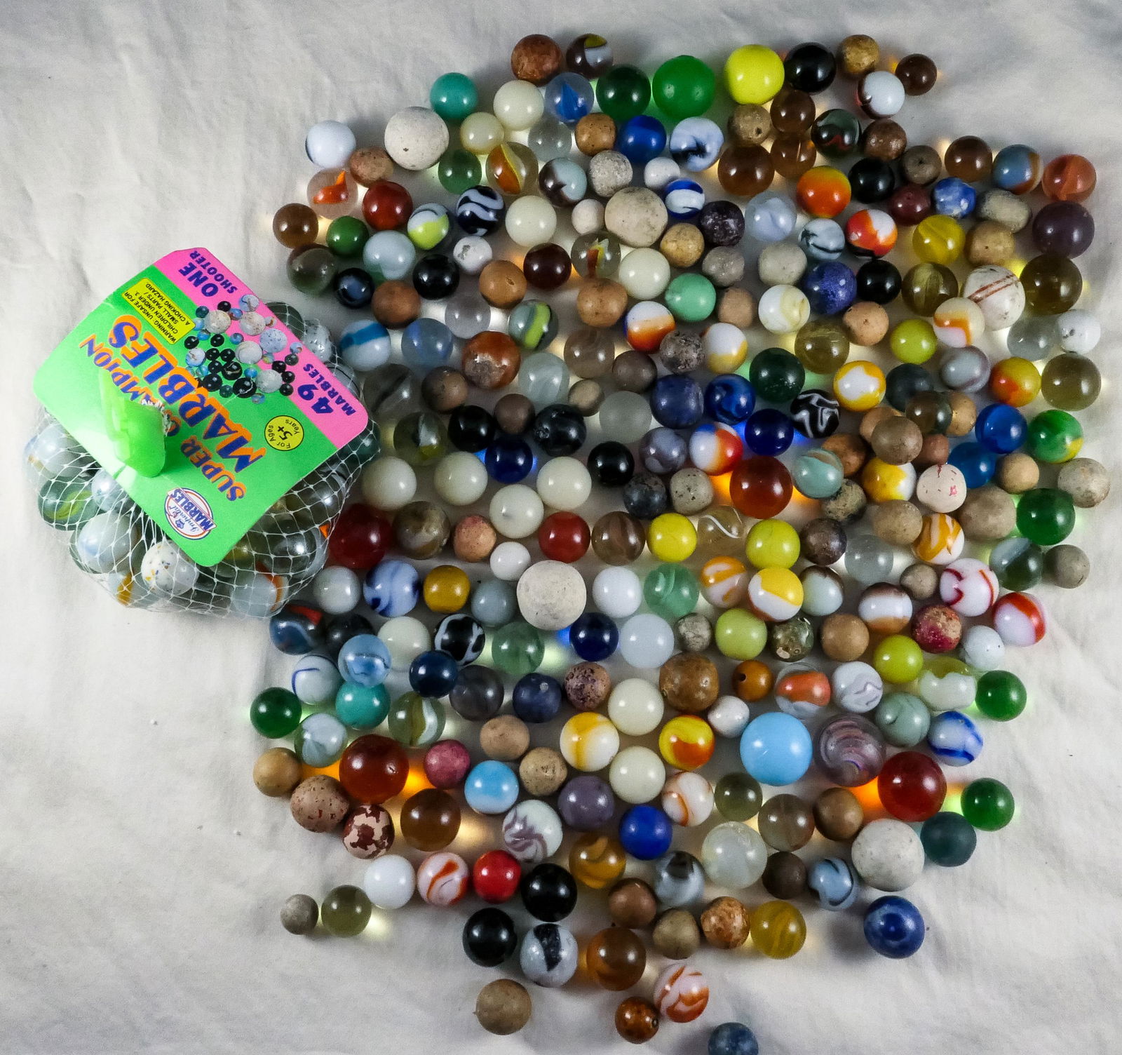 Marbles: ASSORTED MACHINE MADE. 125 Marbles. (1 of 10)