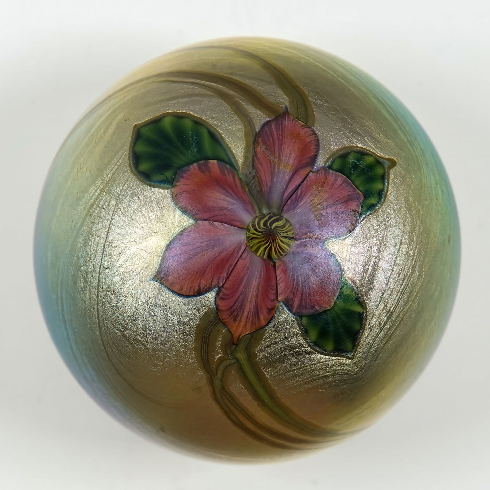 PAPERWEIGHT, Lundberg Studio. Daniel Salazar.: PAPERWEIGHT, Lundberg Studio. Nice weight with a flower on gold background. Signed on base rim "Daniel Salazar Lundberg Studios 91 8-4-91 D.S. 13". 2-3/8" width, 3" height. Mint.