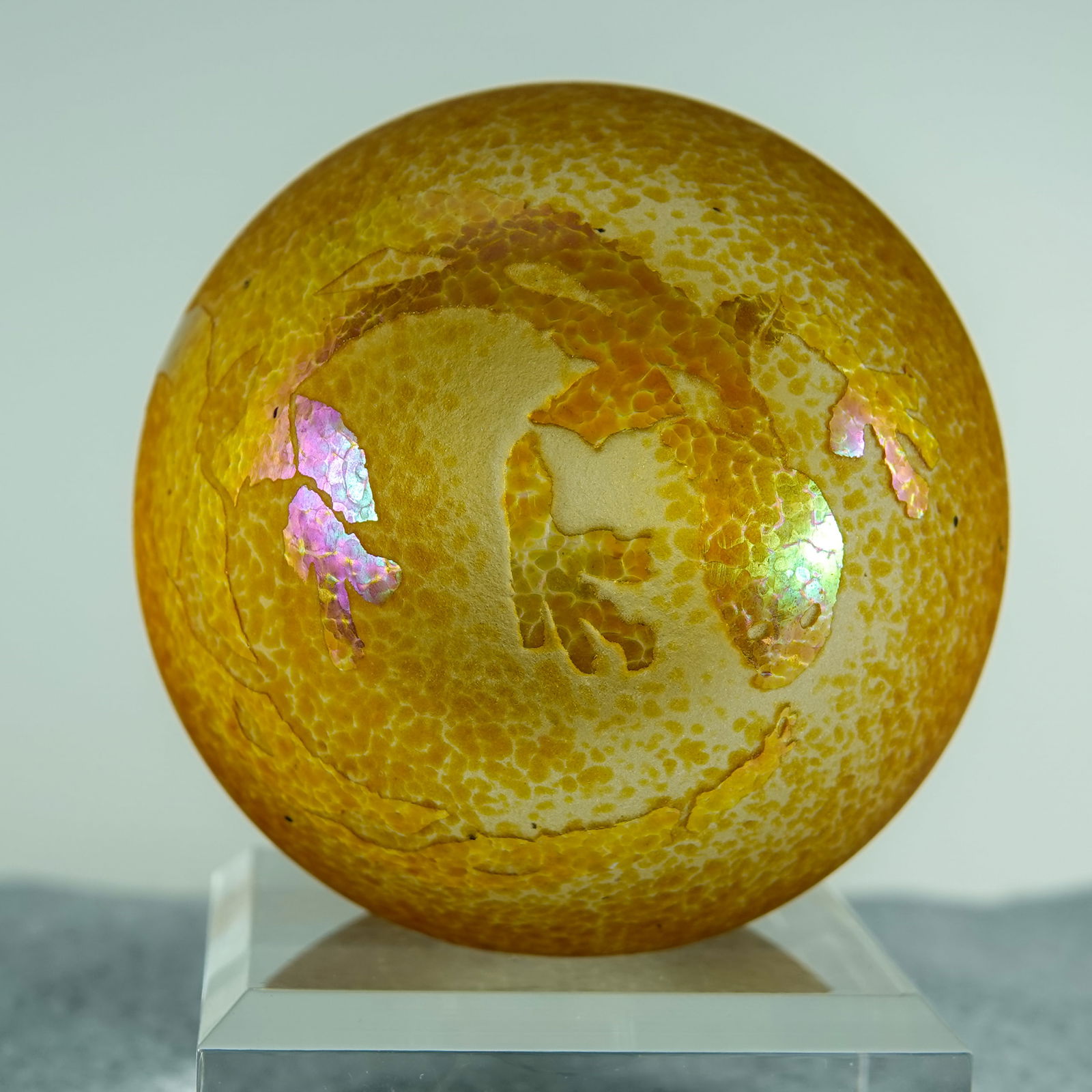 PAPERWEIGHT, Carol Schreitmueller.: PAPERWEIGHT, Carol Schreitmueller. Cameo cut paperweight of a lizard. Signed "C. Schreitmueller 6/98". 3" width, 2-7/8" height. Mint.