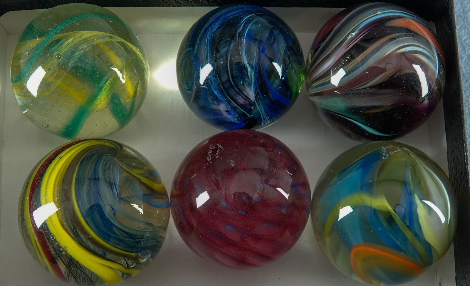 CONTEMPORARY HANDMADE, Jim Davis.: CONTEMPORARY HANDMADE, Jim Davis. Lot of six marbles. Various styles. All signed "Jim Davis". 1-7/16" to 1-9/16". Mint.